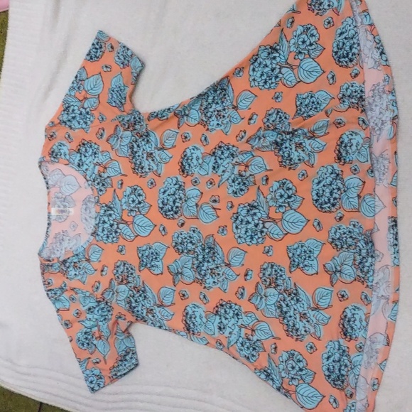 LuLaRoe Tops - Nwot LuLaRoe top size medium